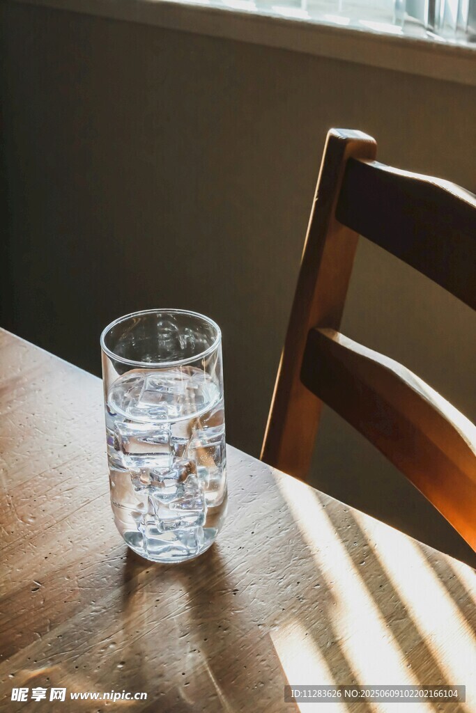 木桌上的透明玻璃杯
