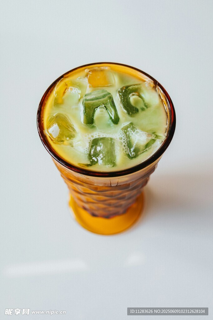 黃色碗裝蔬菜湯