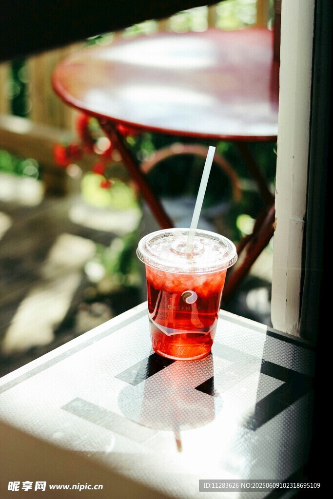 窗邊的一杯紅色飲品