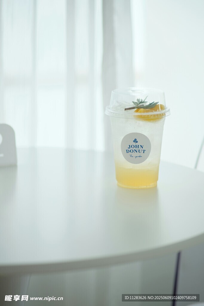 透明杯裝黃色飲品配裝飾