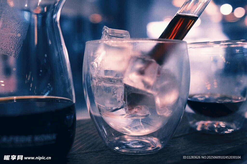精致雞尾酒與冰塊的組合