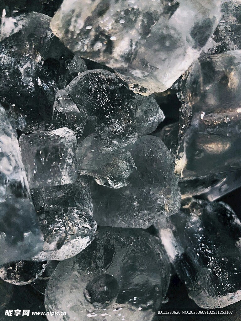 晶瑩剔透的碎冰塊