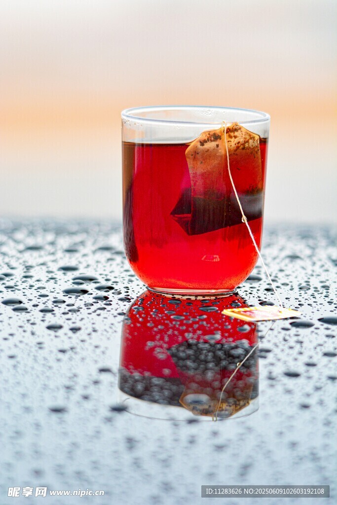 水珠上的紅色茶飲