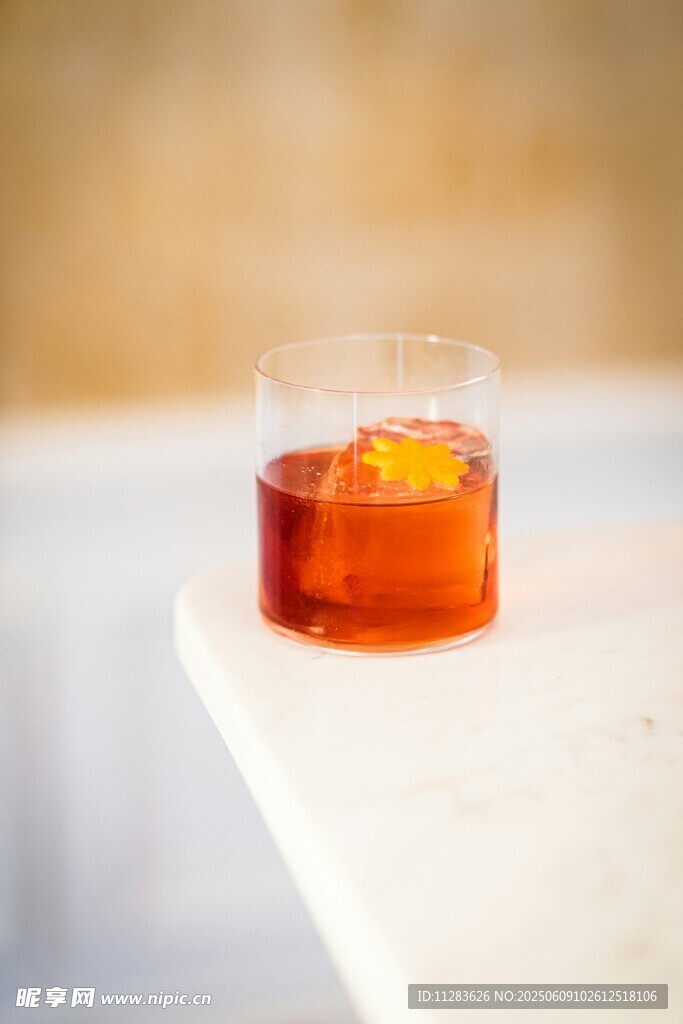 杯中橙紅飲品特寫