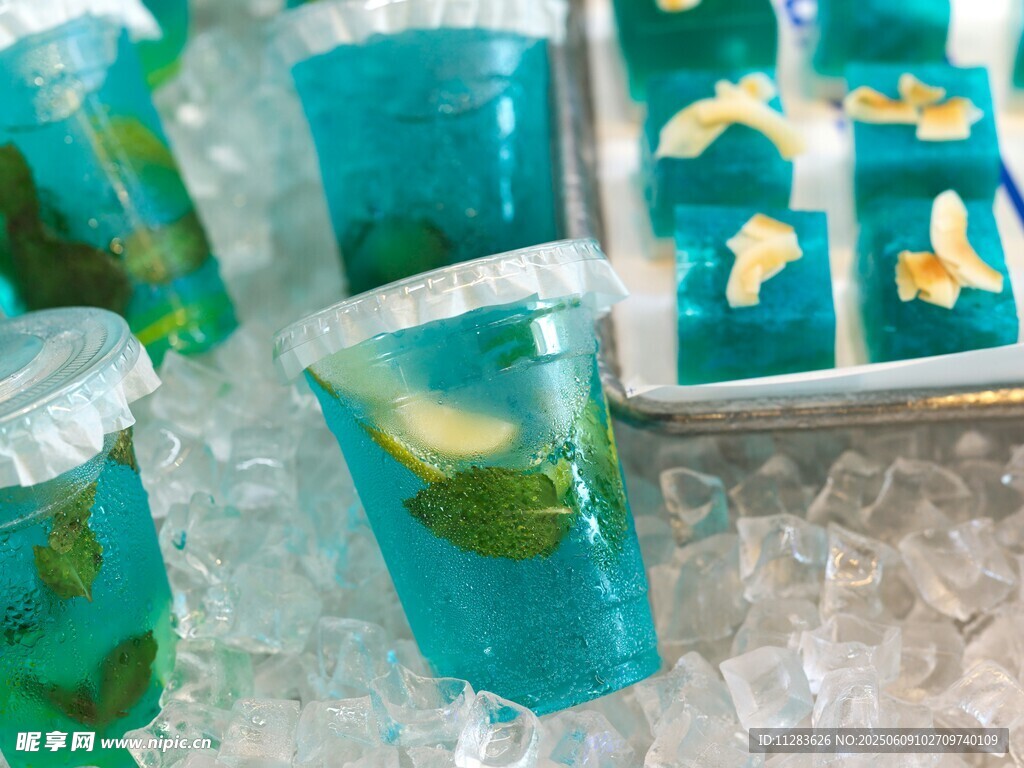 清涼藍綠色雞尾酒配冰塊