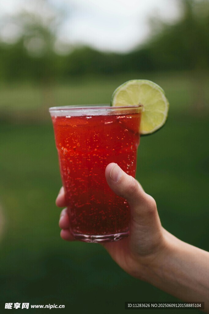 手持紅飲配青檸