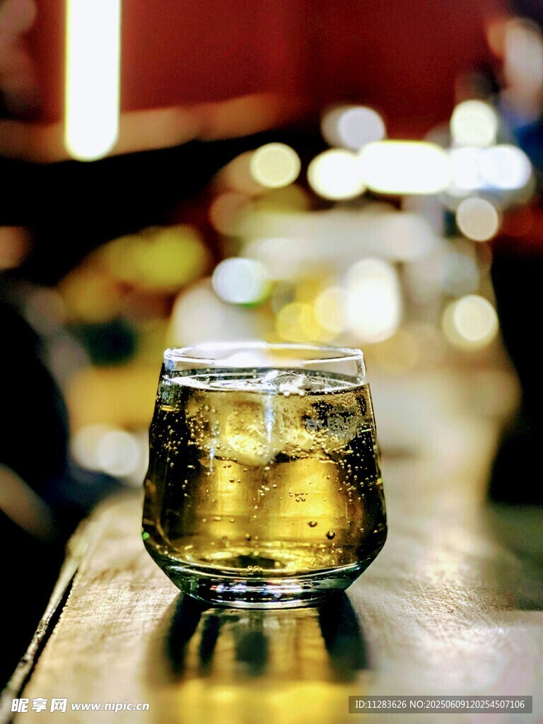 玻璃杯中的金黃液體