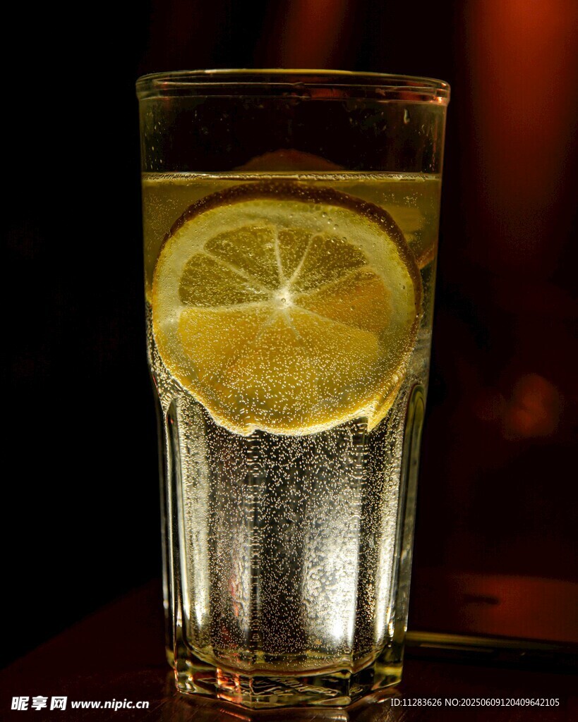 玻璃杯中的檸檬氣泡水