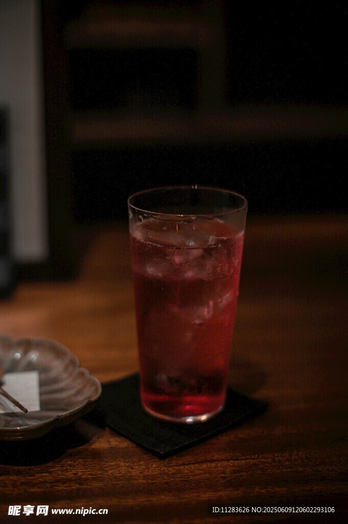 木質(zhì)桌上的一杯紅色飲品