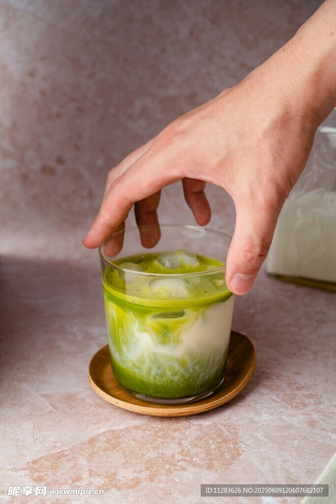 手捧抹茶甜品特寫