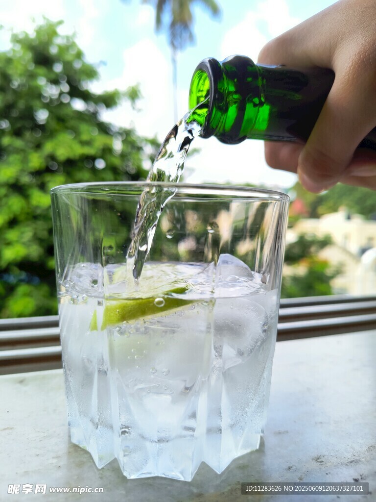 青檸汽水倒入透明玻璃杯