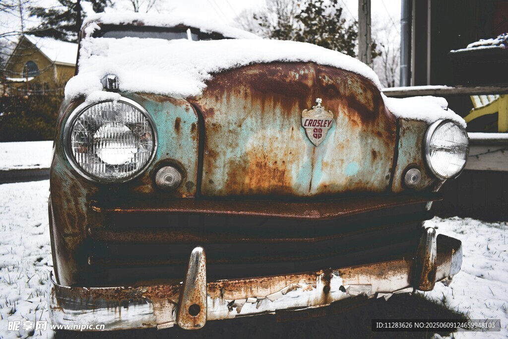 雪地上的老舊生銹汽車