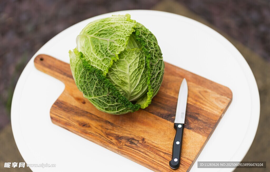 砧板上的生菜與刀具
