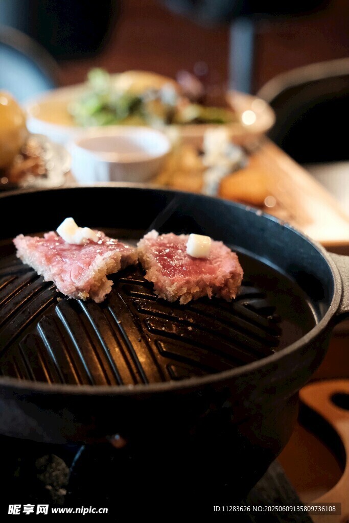 烤肉鍋中的鮮嫩肉塊