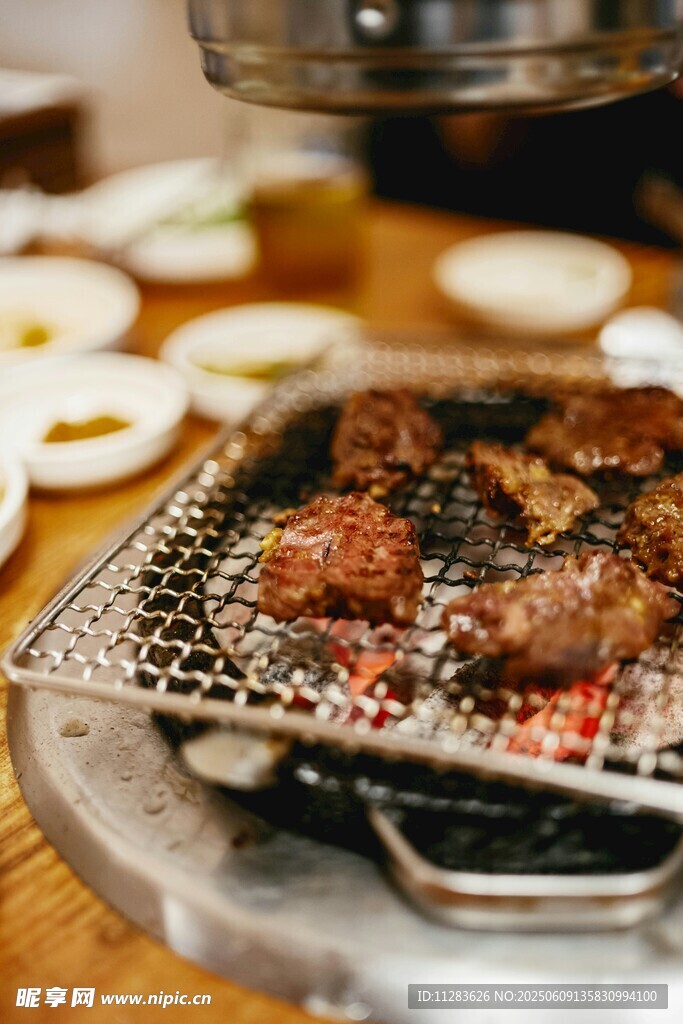 韓式烤肉架上的美味烤肉
