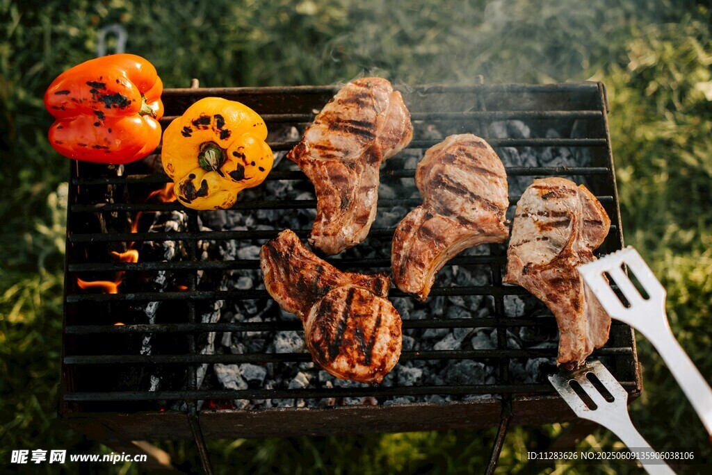 戶外燒烤架上的美味烤肉