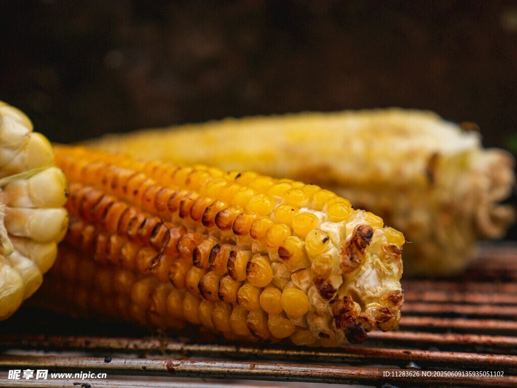 烤架上的美味烤玉米