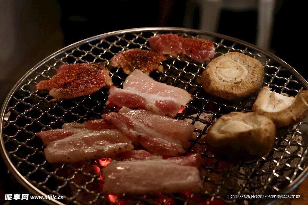 炭火上的美味烤肉與蔬菜