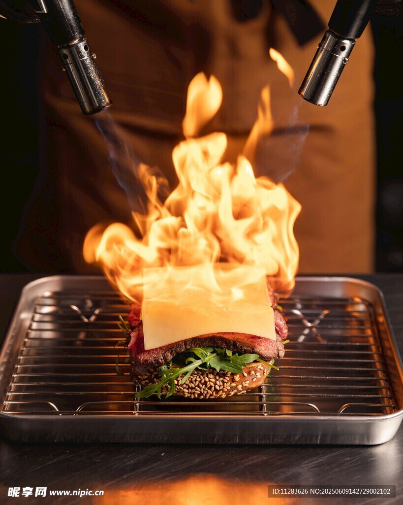 火焰炙烤中的美味漢堡