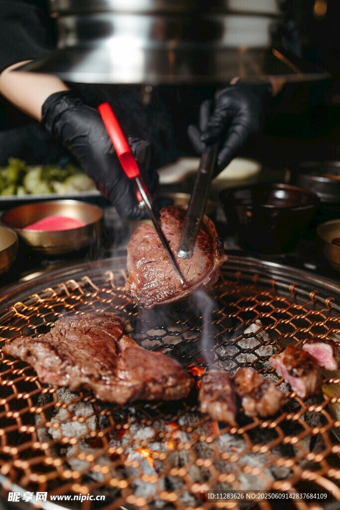 炭火上的美味烤肉時刻