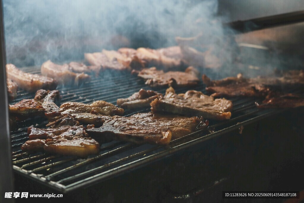 戶外燒烤架上的美味烤肉