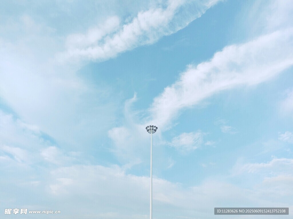 藍天白云下的高聳路燈