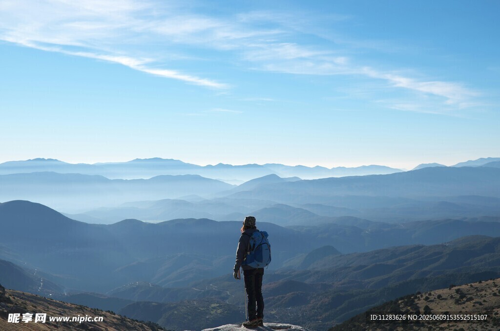 一人獨賞壯麗山巒美景