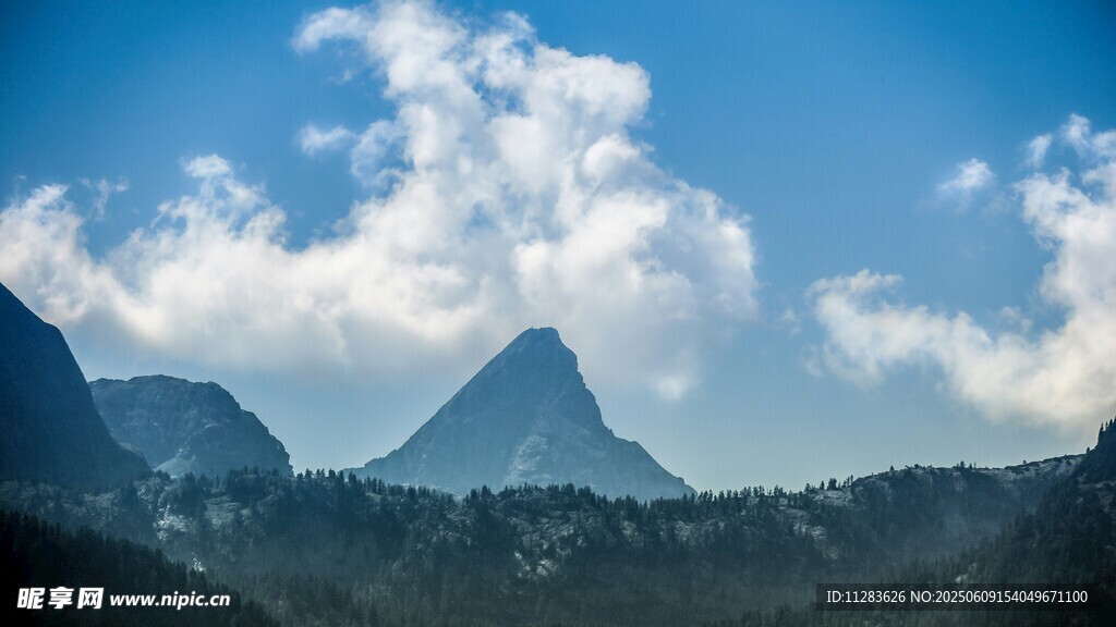 壯麗山景與藍(lán)天白云