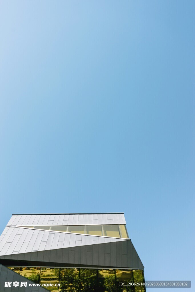 現(xiàn)代建筑仰拍藍(lán)天景致