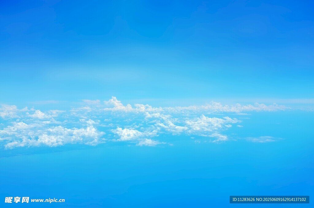 高空俯瞰的蔚藍云海