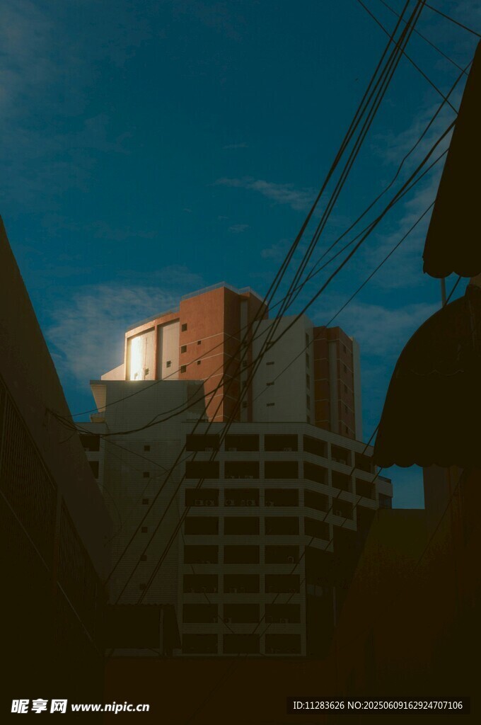 黃昏下的城市建筑一角