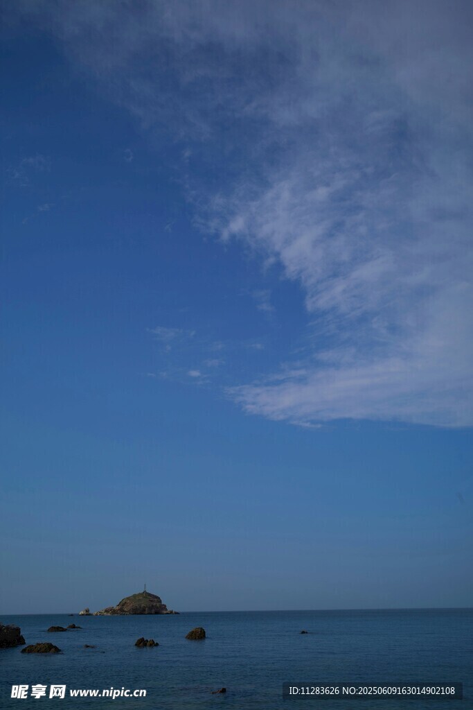 碧海藍(lán)天中的海上孤石