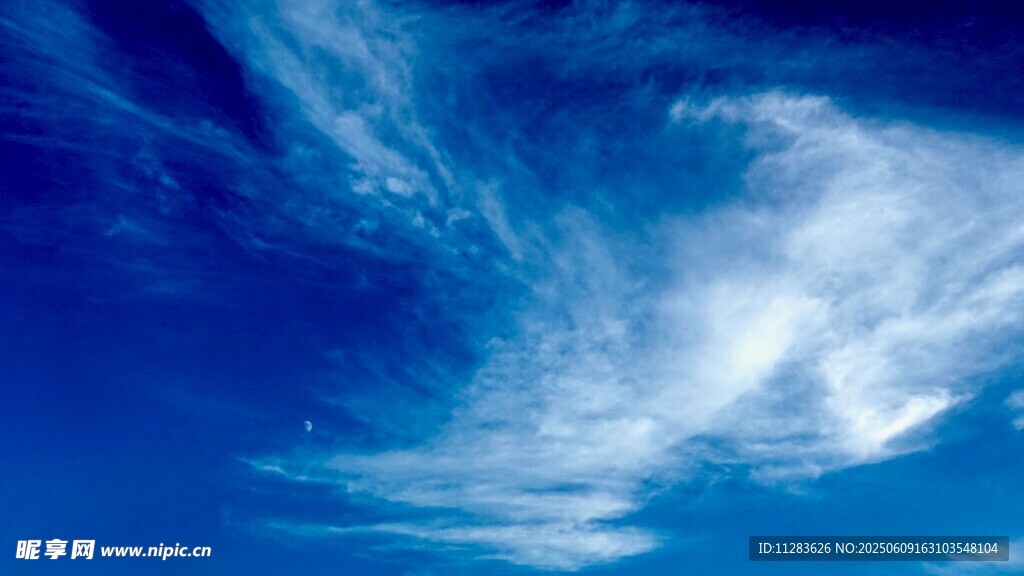蔚藍天空中的飄逸白云