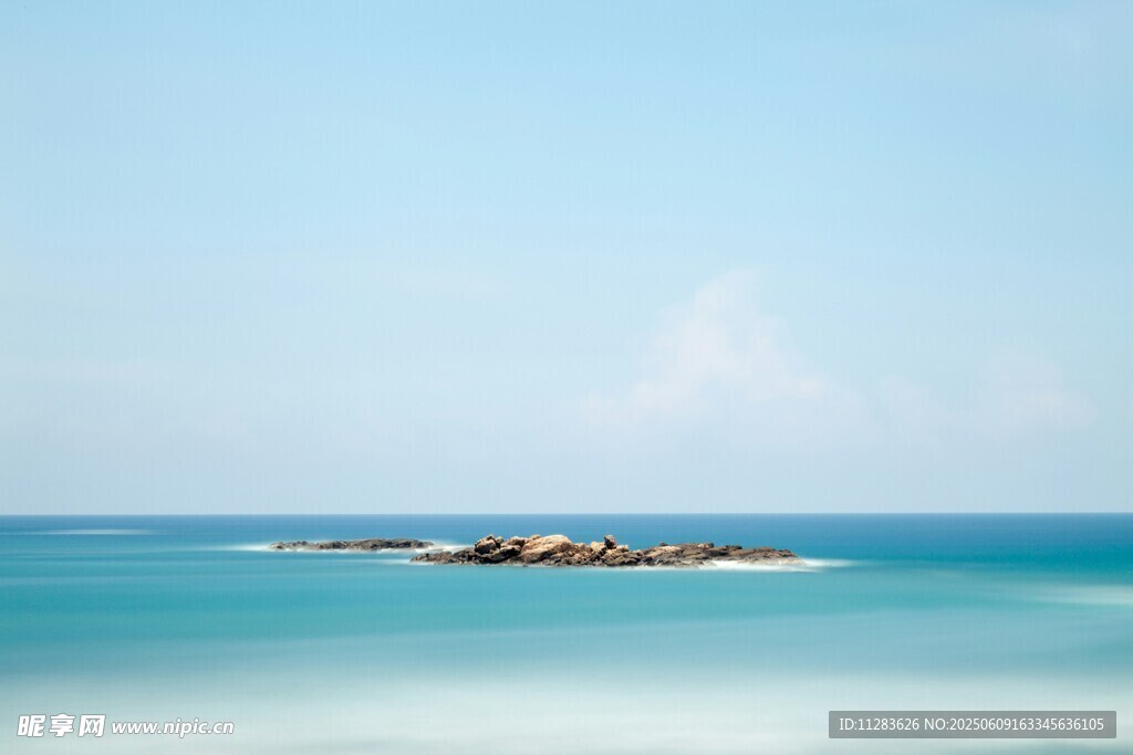 碧海孤礁的靜謐美景