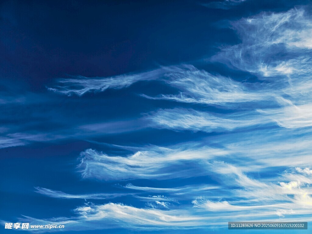 蔚藍天空中的飄逸云彩