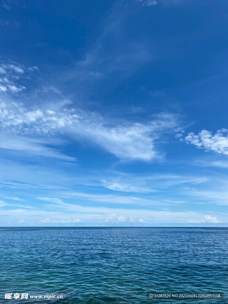 蔚藍大海與天際白云