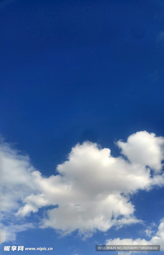 藍天中的蓬松白云