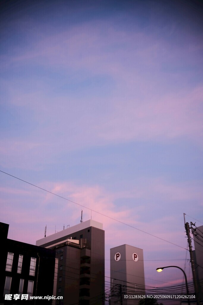城市上空的夢幻粉紫色天空