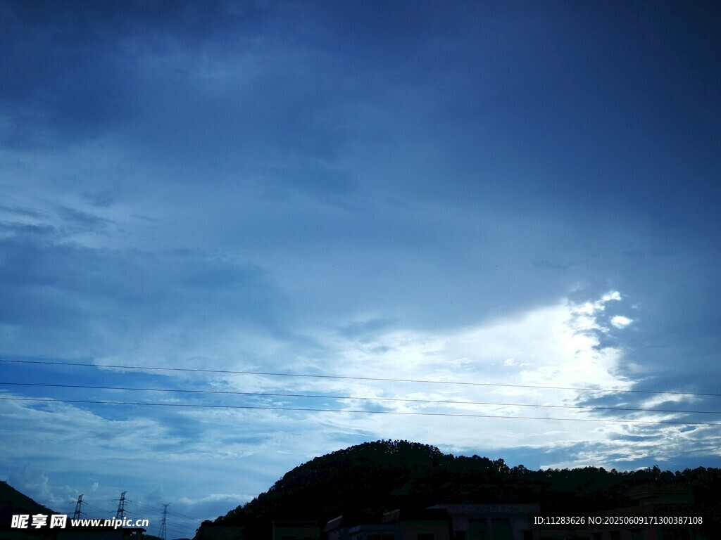 黃昏時分的山巒與天空