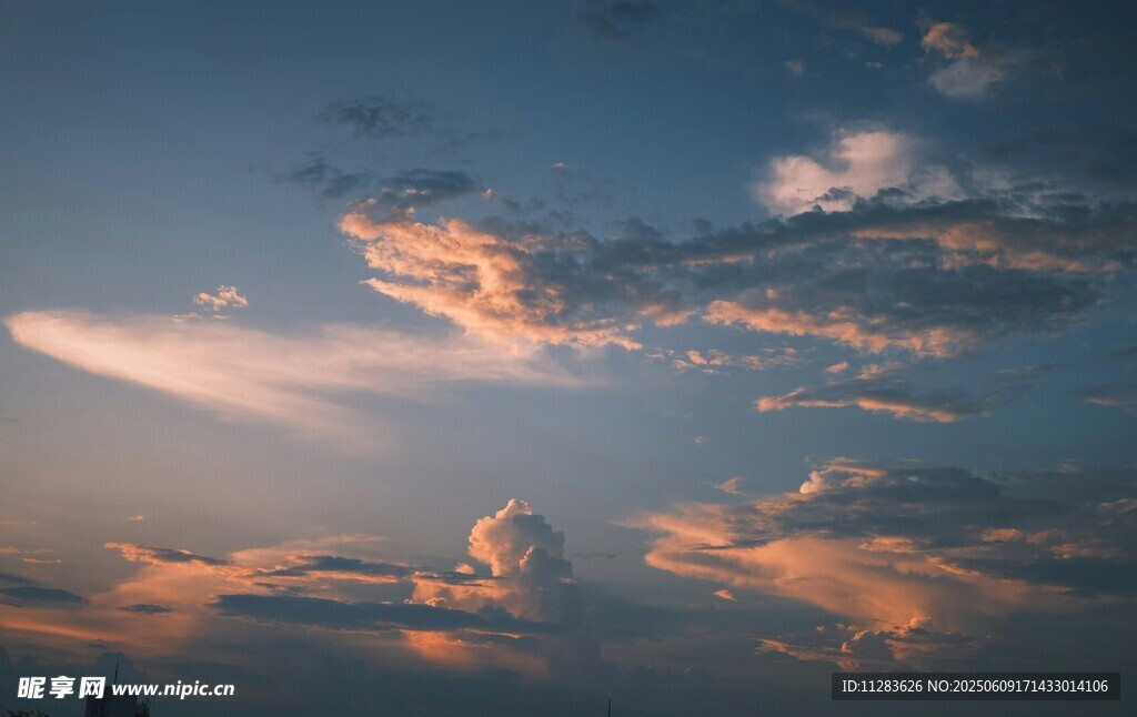 夕陽下的絢麗天空