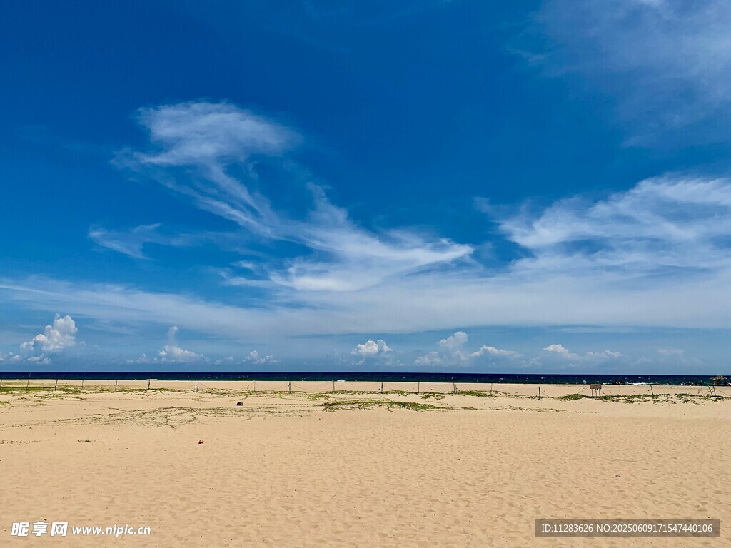 廣闊沙灘與蔚藍天空美景