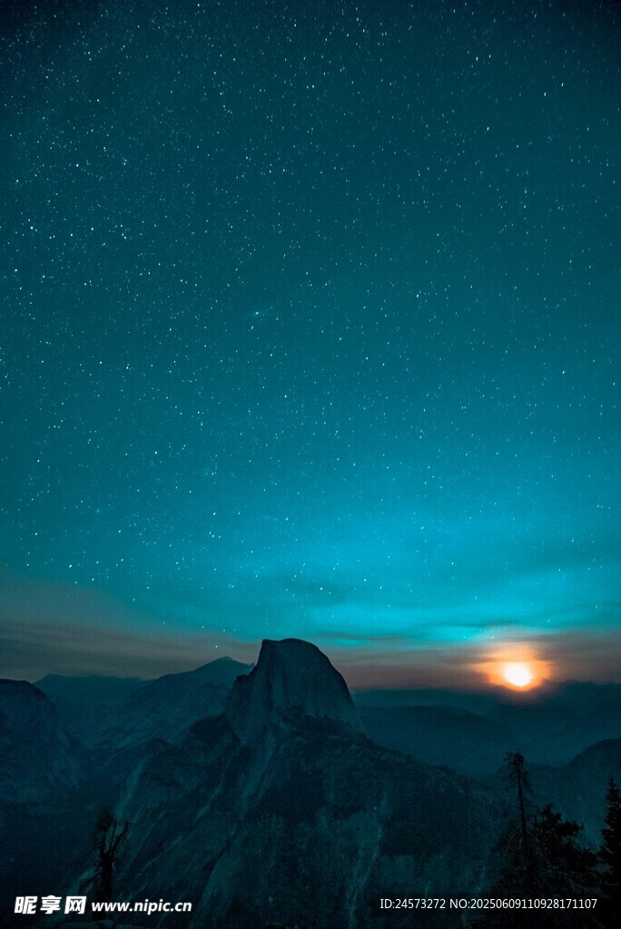 夜空下的山巒與璀璨繁星