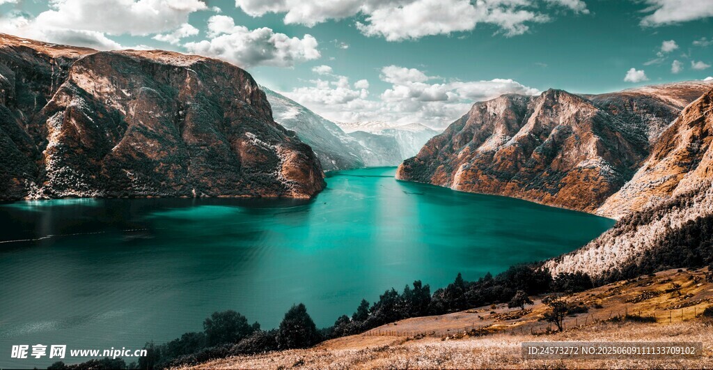 壯麗峽谷中的碧綠湖水