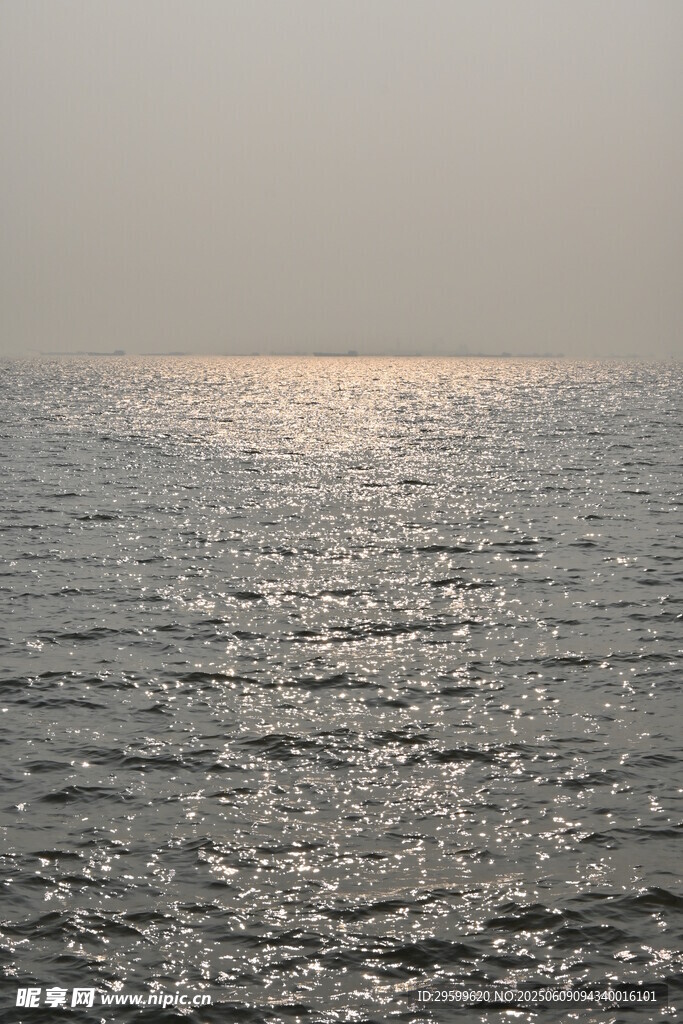 海面波光粼粼的寧靜景象