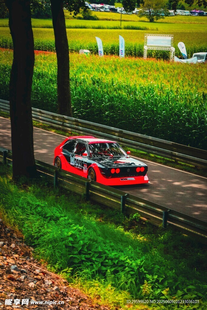 公路上疾馳的紅色賽車
