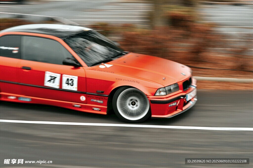 紅色賽車賽道飛馳