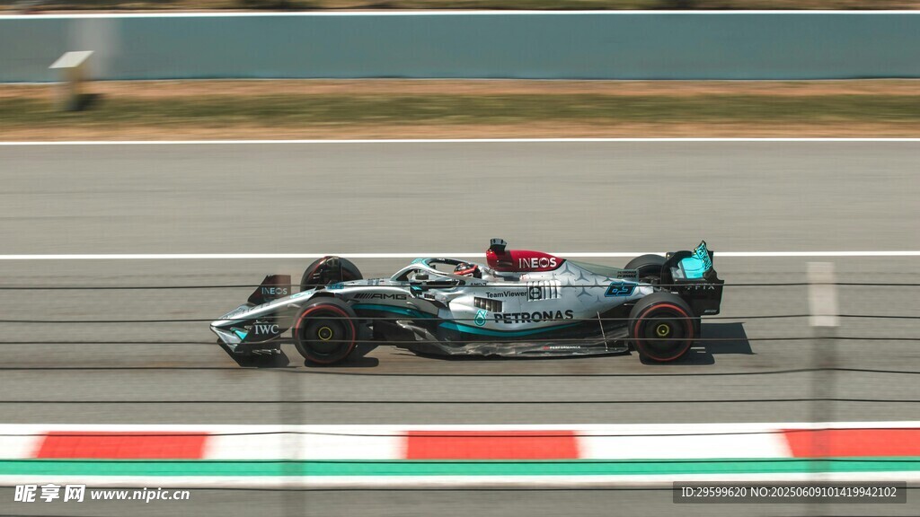 賽道上飛馳的F1賽車