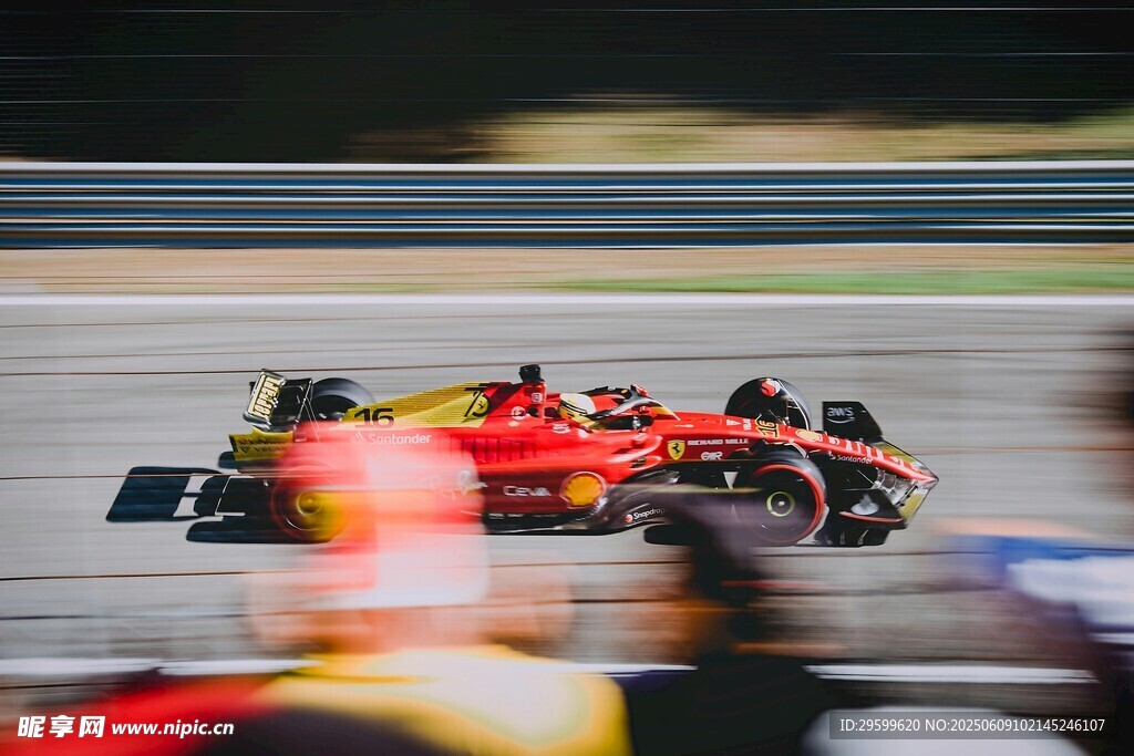 紅色賽車賽道上飛馳