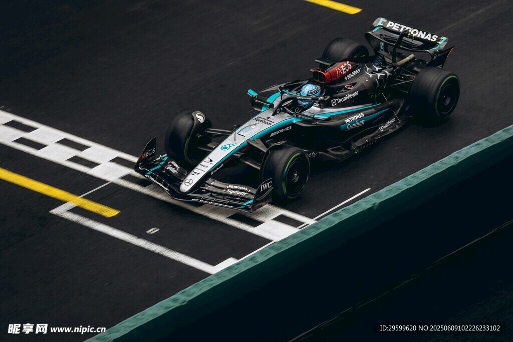 賽道上飛馳的賽車