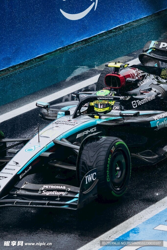 高速飛馳的F1賽車